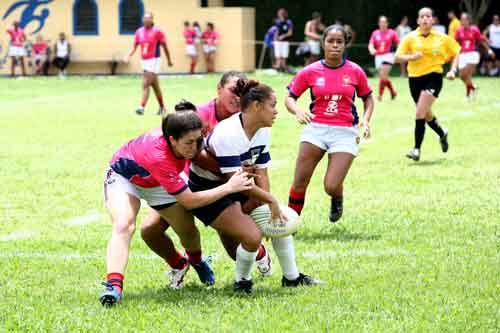 Jogadoras disputam a bola durante partida do Brasileiro de Rugby Sevens, em São Paulo / Foto: Sylvia Diez